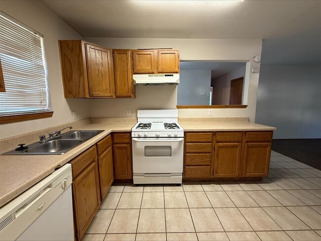 Building Photo - 601 Dogwood Ave