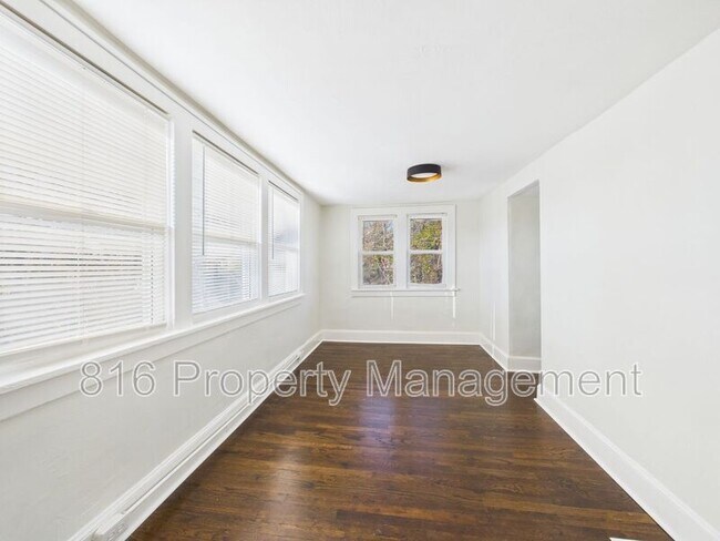 Building Photo - 4542 Chestnut Ave