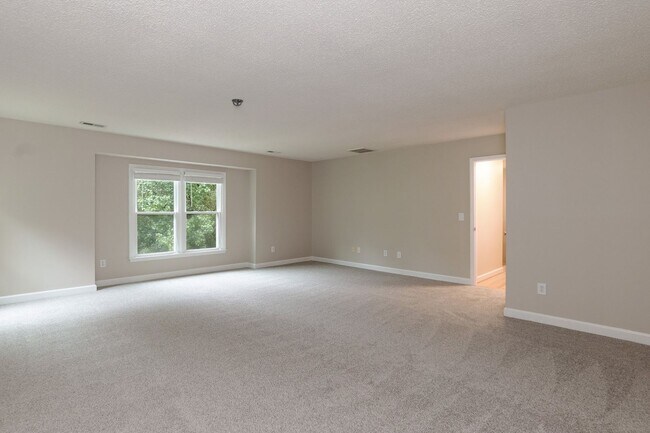 Building Photo - 8 Woodcliff Cir