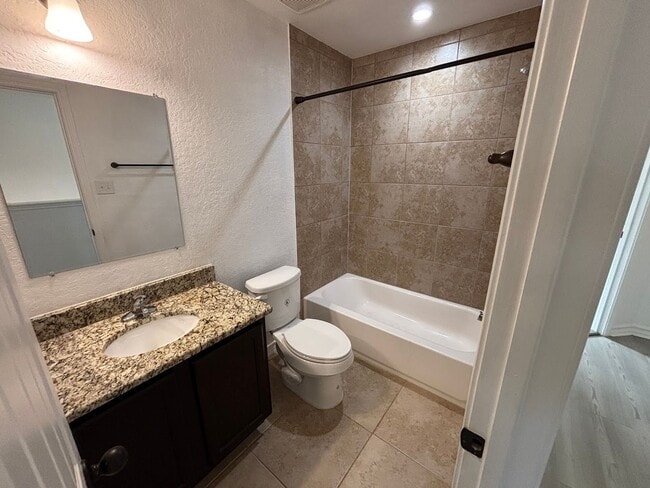 Building Photo - Spacious End-Unit Townhome in Prime Northe...