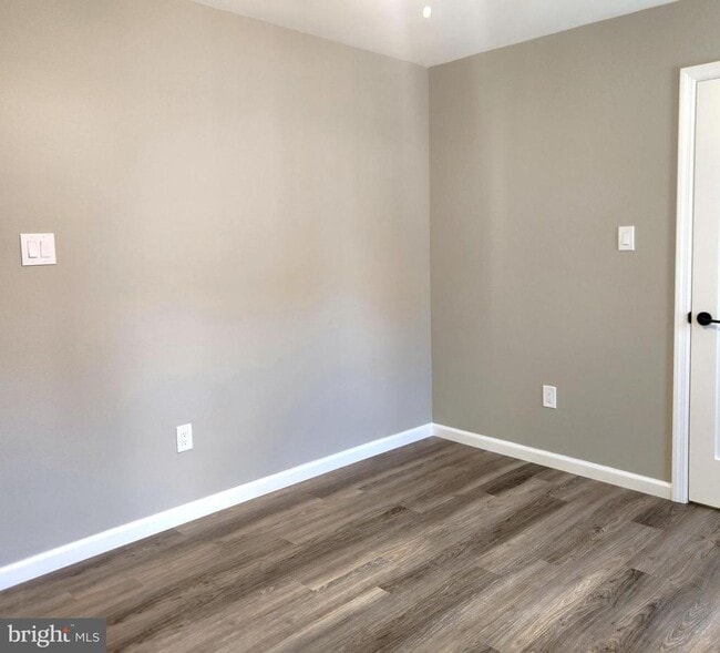 Building Photo - 16 Pickwick Pl