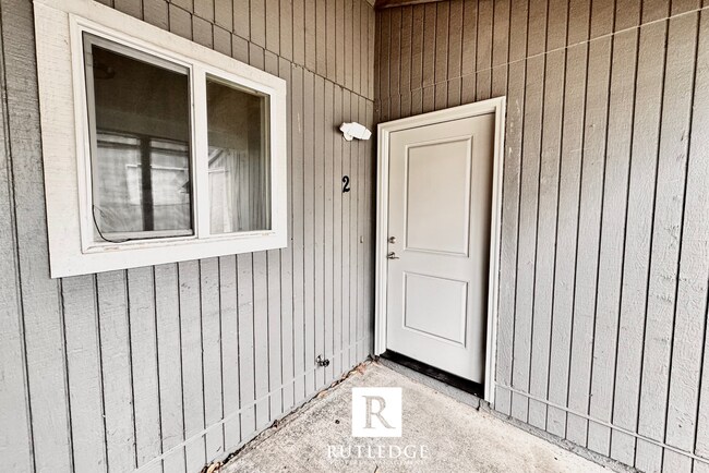 Building Photo - 855 E 9th St