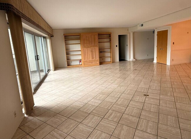 Building Photo - 2 Bedroom/ 3 Bath condo on West End, 1 assigned covered parking spot, Small Storage Space include...