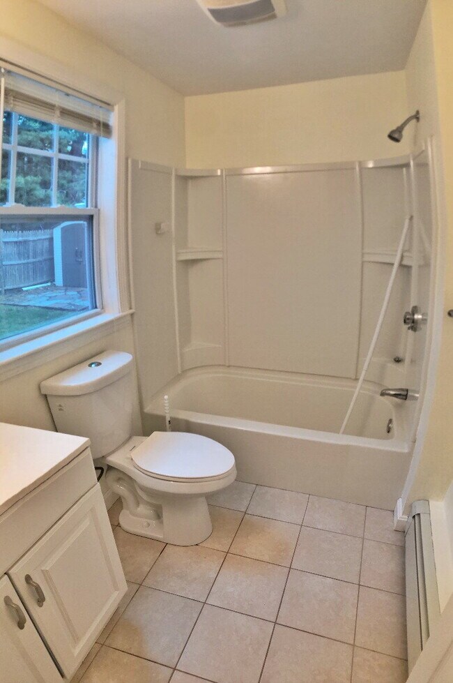 Building Photo - Charming 3-Bedroom Haven in prime Milton neighborhood!