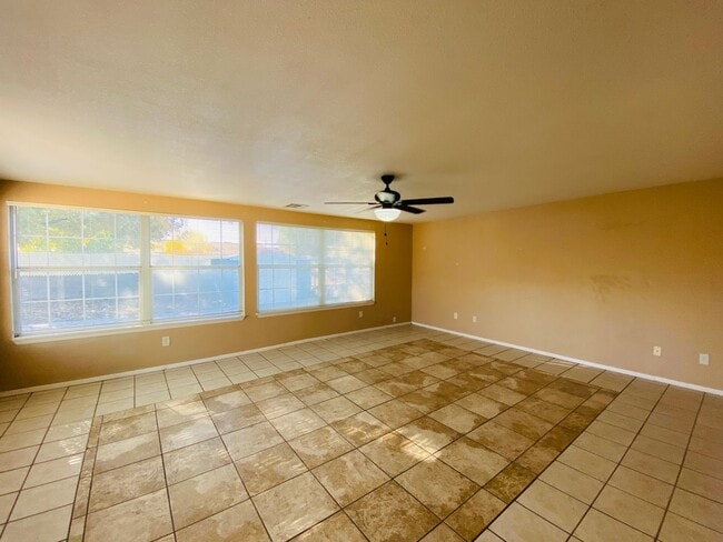 Building Photo - 4/2 Home with a backyard!