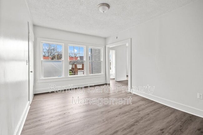 Building Photo - 612 12th St W