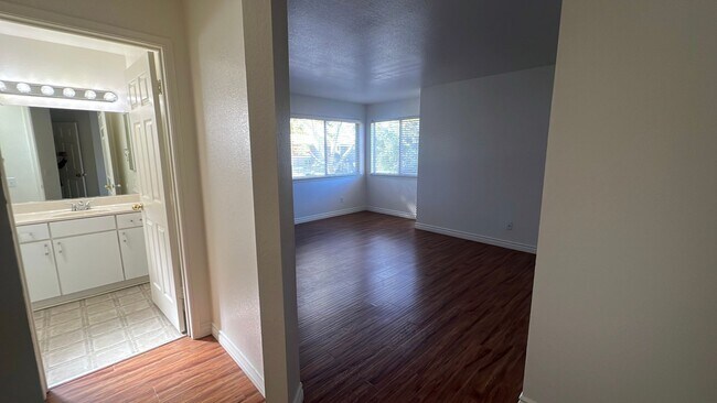 Building Photo - (APPLICATION PENDING) Townhouse in gated c...