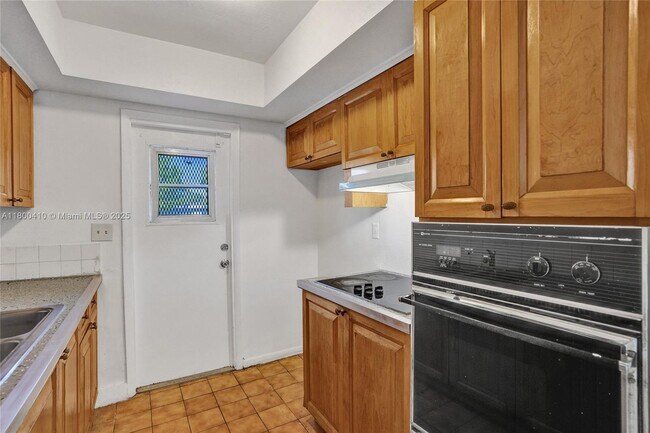 Building Photo - 16980 N Miami Ave