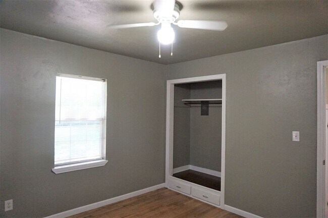 Building Photo - 2 Bed 1 Bath 1 Car Garage in the Village R...