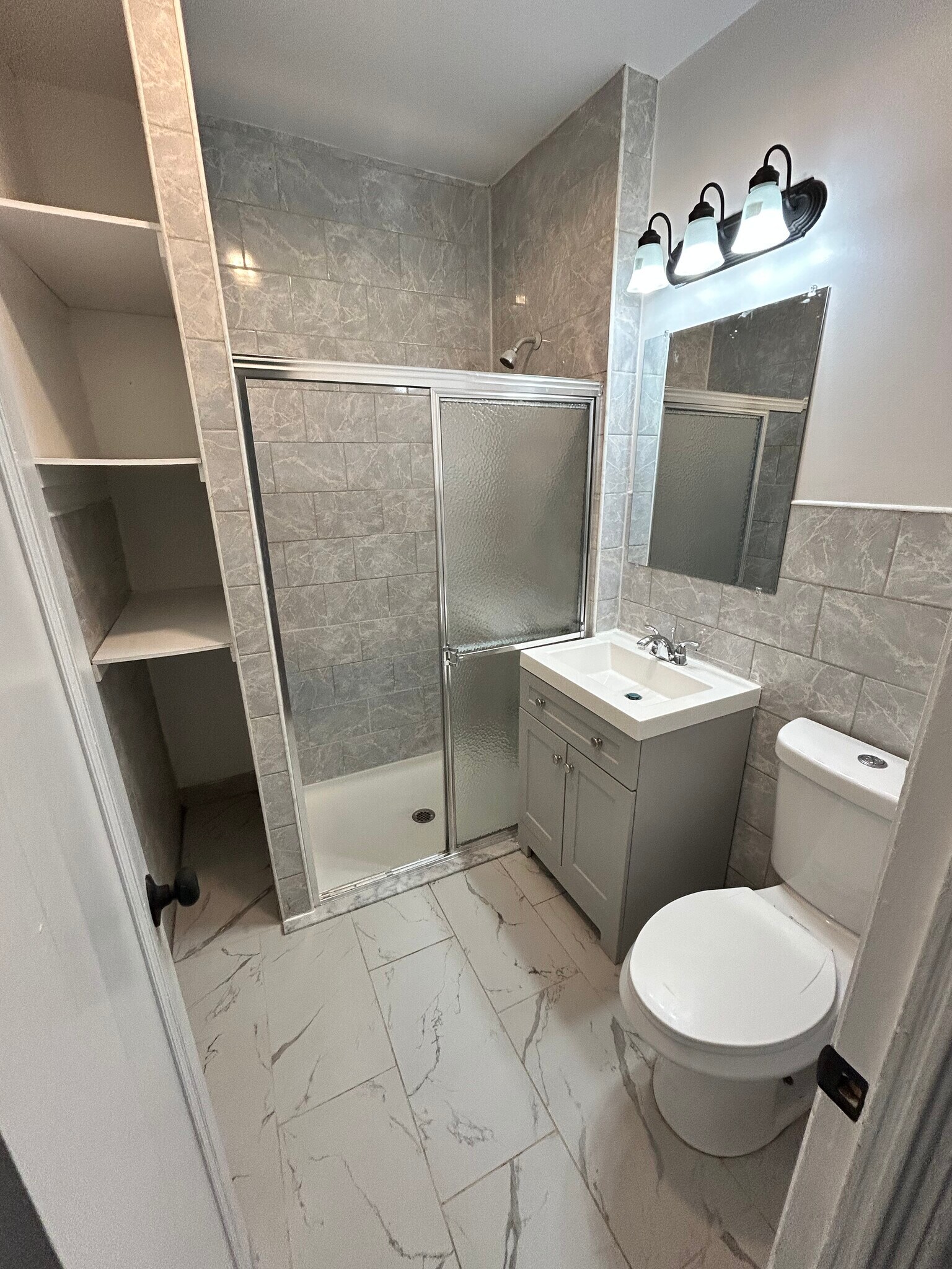 Full Bathroom - 607 E 17th St
