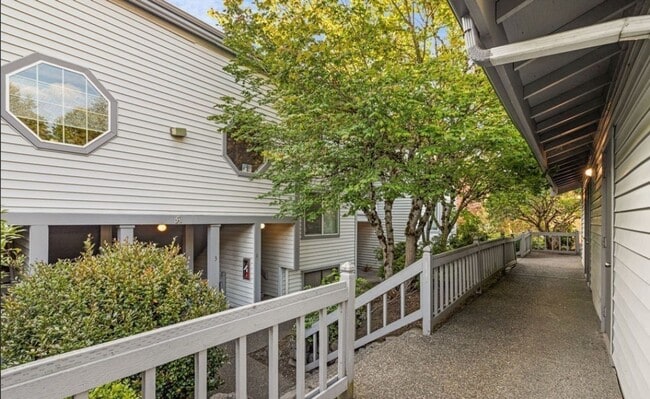 Building Photo - Renovated 2 Bed Kirkland Condo in Salishan...