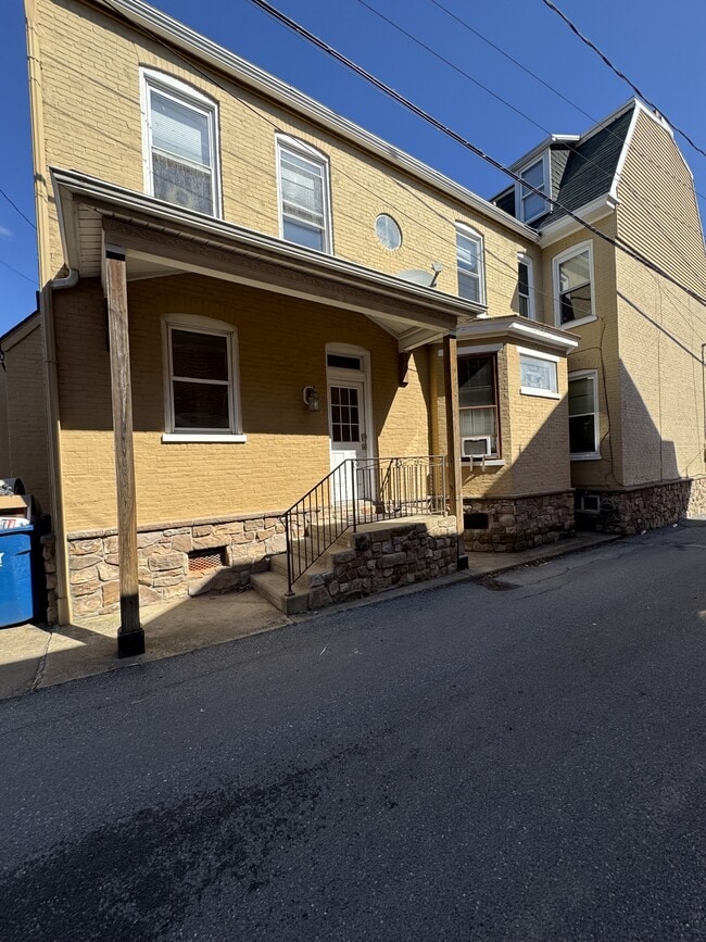 Building Photo - 126 College Ave