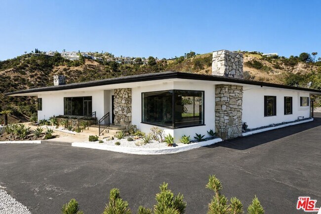 Building Photo - 1682 Larco Way