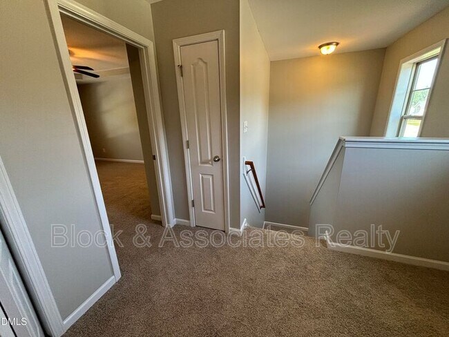 Building Photo - 438 Roanoke Dr