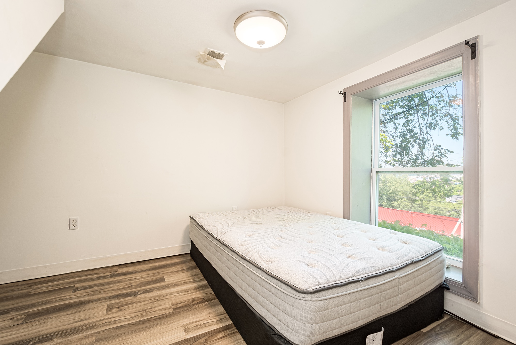 Building Photo - 1004 College Ave