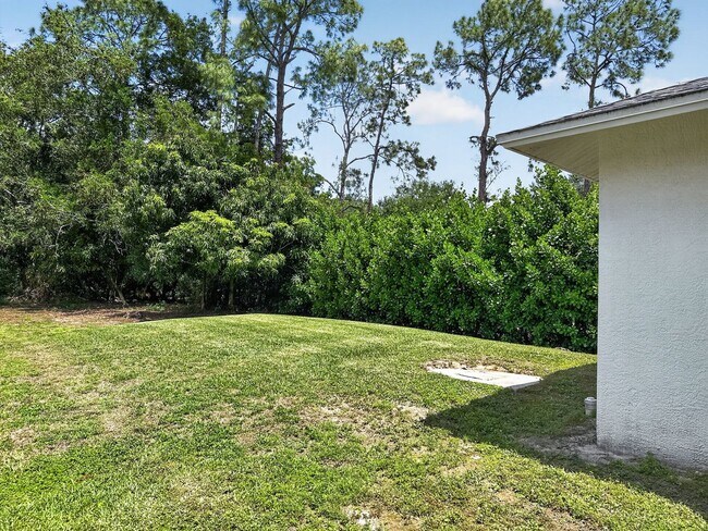 Building Photo - Annual rental offering privacy and space on 1.14 acres in Naples!