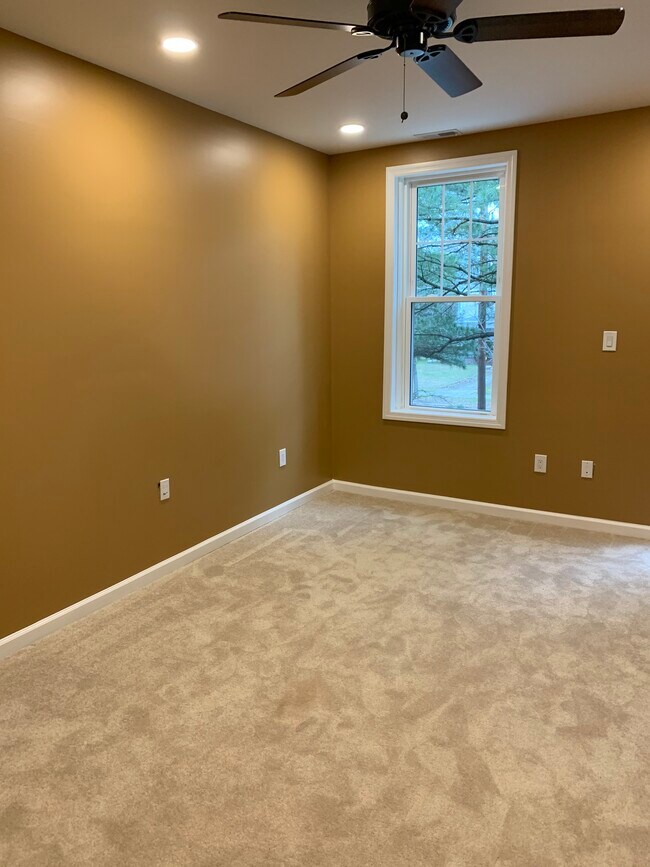 Building Photo - 410 W Maple Ave