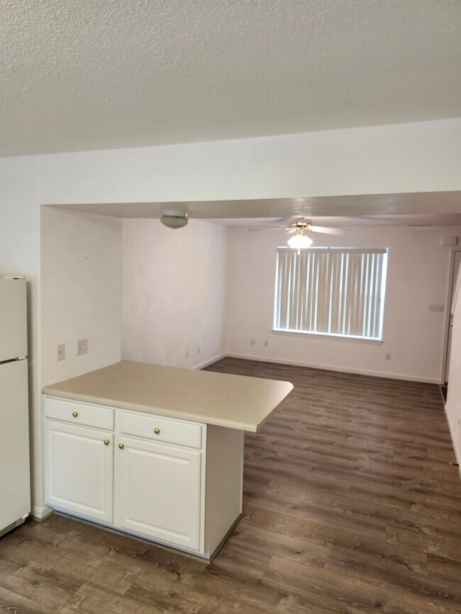 Building Photo - 1480 Woodlawn Dr