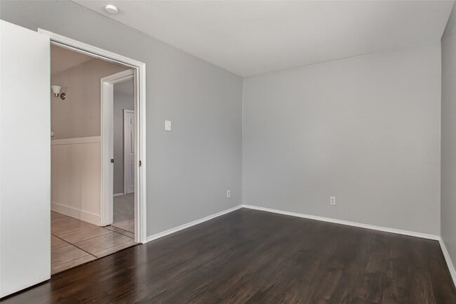 Building Photo - 2121 Travis Dr