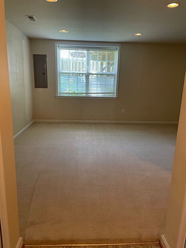 Building Photo - COZY TOWNHOUSE - Minutes to Quantico