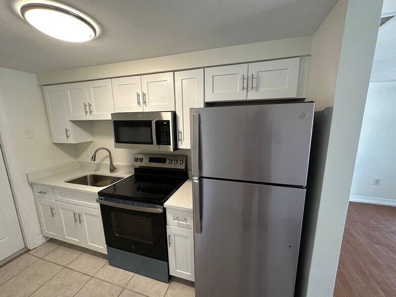 Building Photo - 453 90th Ave N