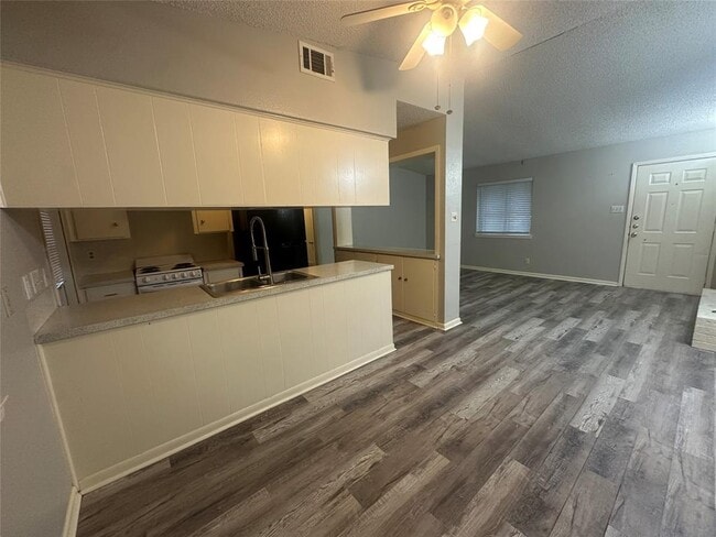 Building Photo - 8910 Little Walnut Pkwy