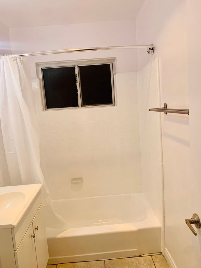 Building Photo - Cheerful and Spacious 1bd/1bth Upstairs Unit