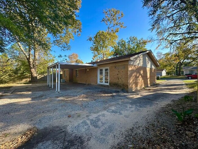 Building Photo - Tour Today! 4 Bedroom 2 Bath Near TJC!