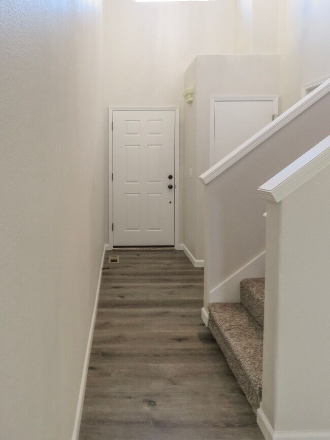 Building Photo - Updated Interior ! Spacious 2 Bedroom 2.5 Bath Town home close to Intel and Nike