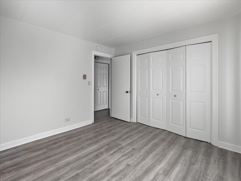 Building Photo - 350 S Main St