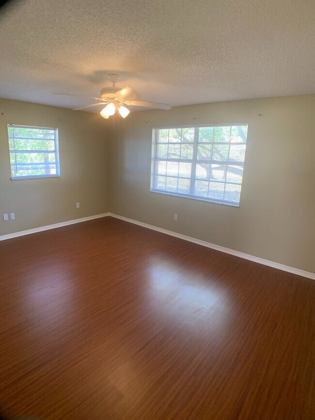 Building Photo - Lake front home with Lots of space