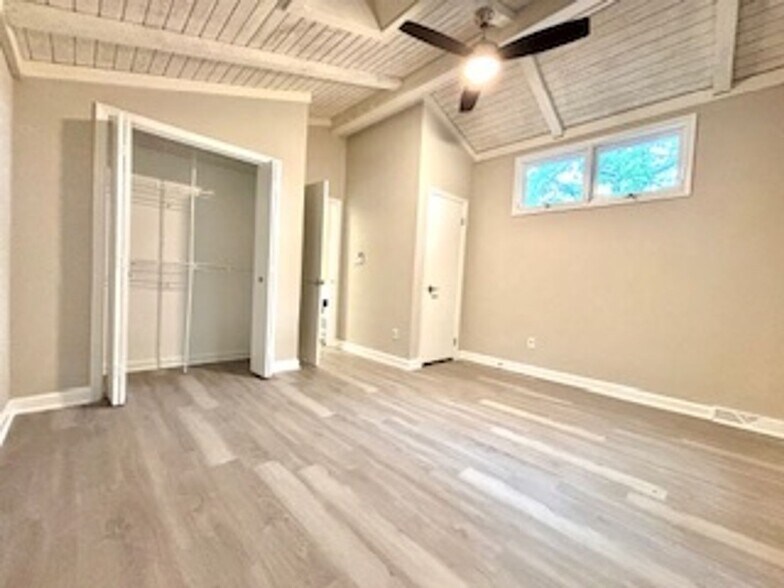 Building Photo - 1078 Lakeview Dr
