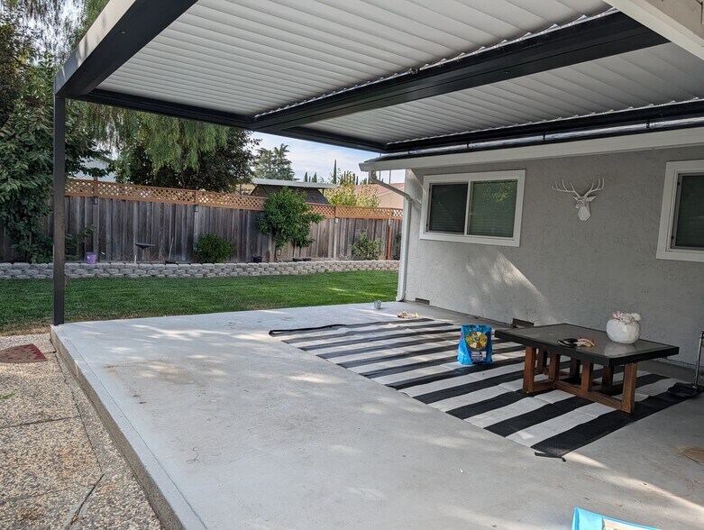 Remote controlled pergola in patio - 487 Tuscarora Dr