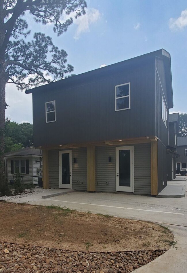 Building Photo - Fully Furnished Short Term Rental Near SLCC!