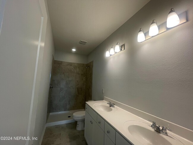 Building Photo - 34 Pinebury Ln