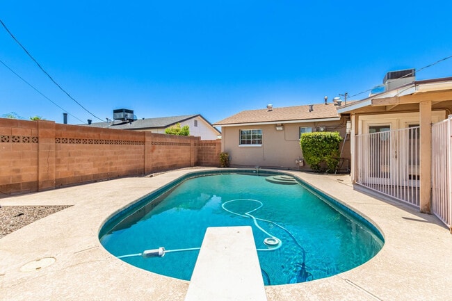 Building Photo - 1918 E Palmcroft Dr