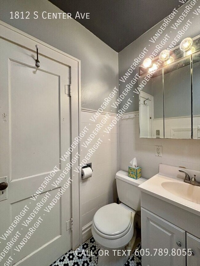 Building Photo - 1812 S Center Ave