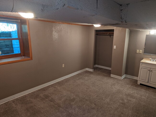 Building Photo - 4 bedroom for JUNE