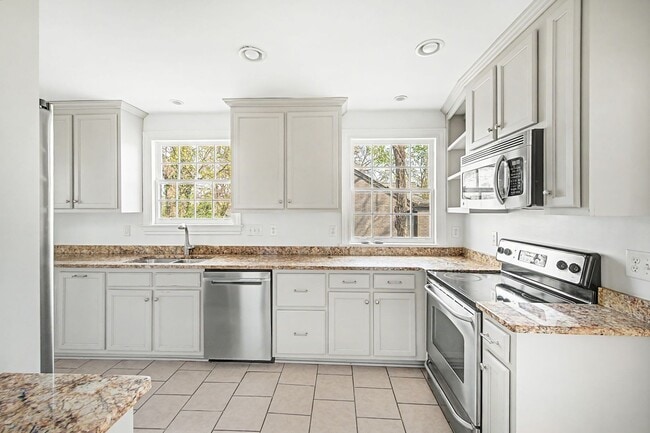 Building Photo - Beautiful 4BD/3.5BA home in the heart of Green Hills.