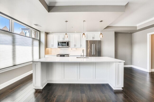 Building Photo - Gorgeous 2/2 with luxurious Lobby Level Condo in Hampden Row