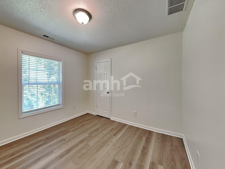 Building Photo - 1302 River Rock Dr