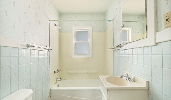 Building Photo - 2207 W Genesee Ave