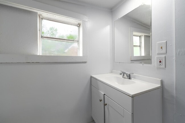 Building Photo - 3230 Arlington Ave