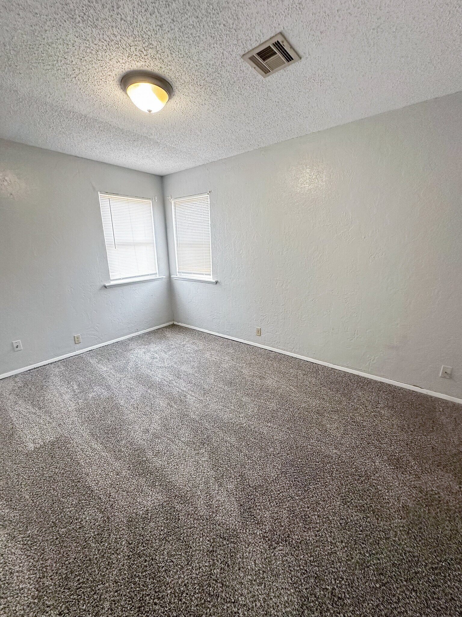 Building Photo - 106 Oak St