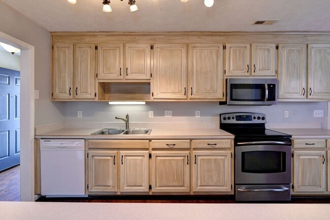 Building Photo - Spacious Rancher in Quiet Cul-de-sac