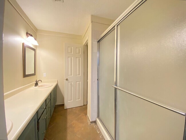 Building Photo - Spacious Home in Vista Primera