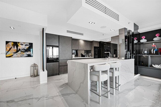 Building Photo - 1000 South Pointe Dr