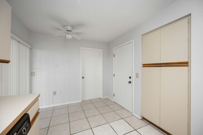 Building Photo - Beautiful Must See!! 3/2 Plus Sunroom & Garage!!  Gated Community!!