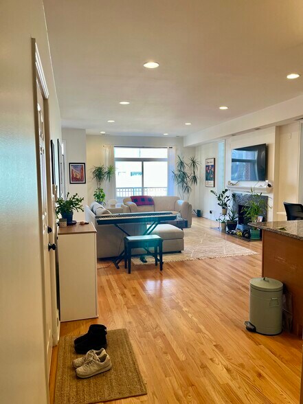 Living room - 817 N Bishop St