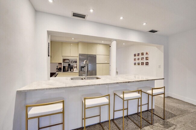 Building Photo - 929 SW 18th Ct